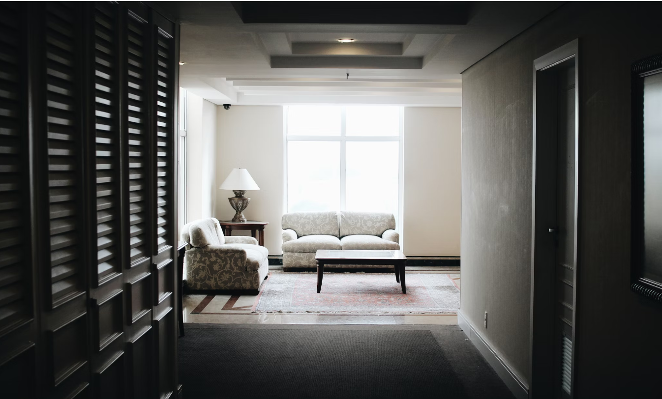 Какие этапы включает строительство дома и как их планировать?